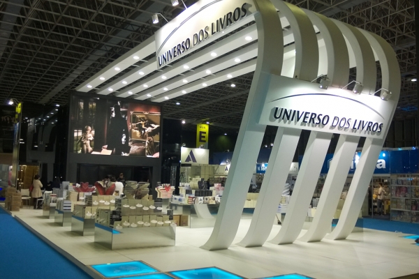 stand-universo-dos-livros-mwo-50961C71D-AE87-6DB5-649E-3BD023499648.jpg